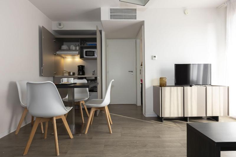 Junior Suite with Balcony image 4