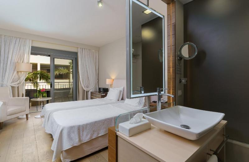 Double Room with Garden or Land View image 3