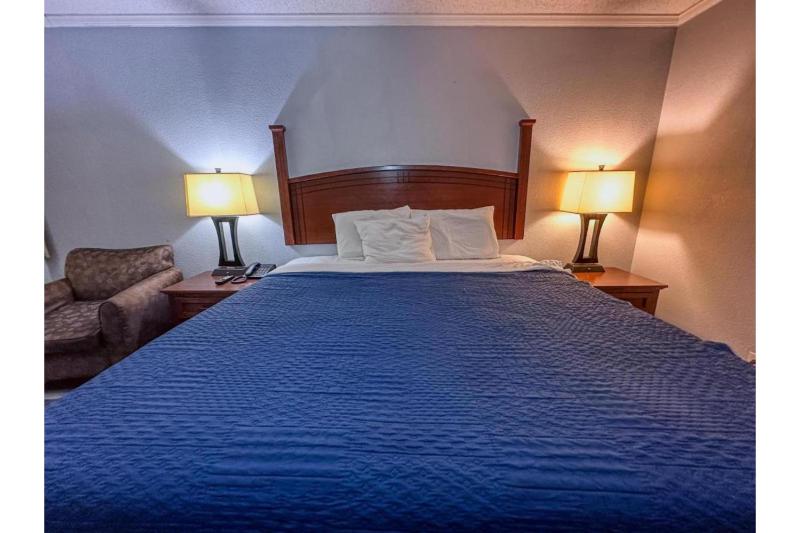King Bed Accessible Smoking image 3