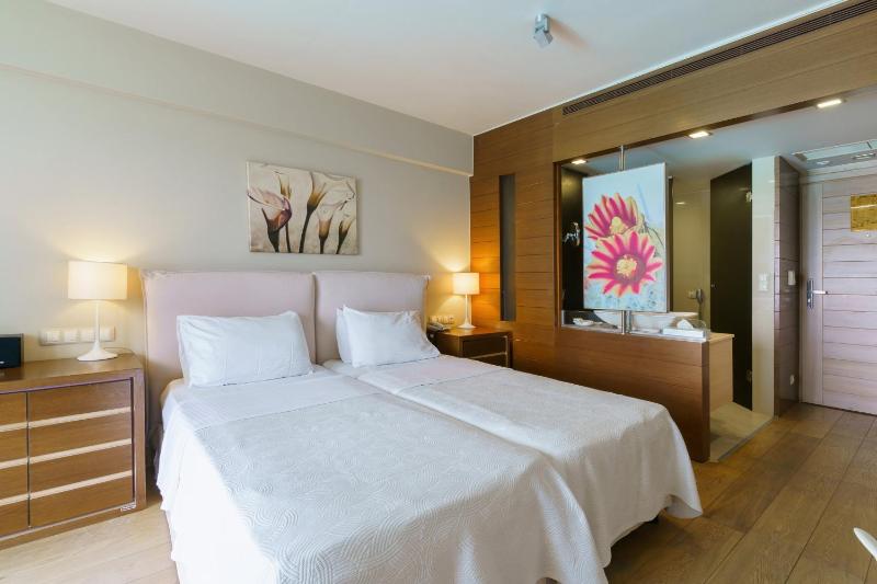 Superior Room with Private Pool & Sea View image 4