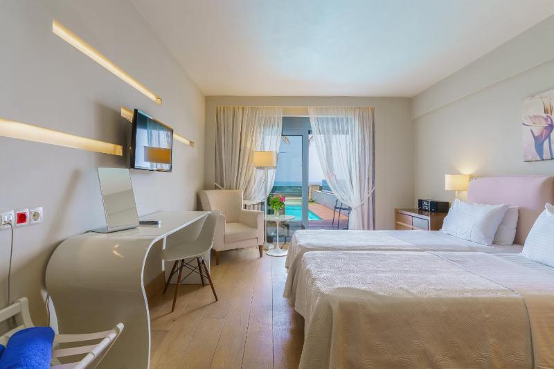 Superior Room with Private Pool & Sea View image 1