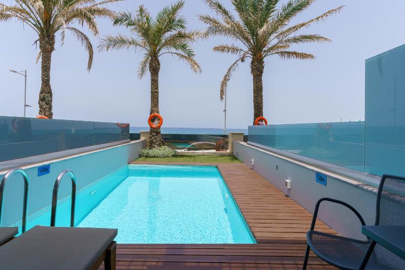 Superior Room with Private Pool & Sea View image 3
