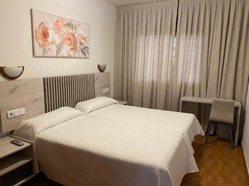 Twin Room image 2