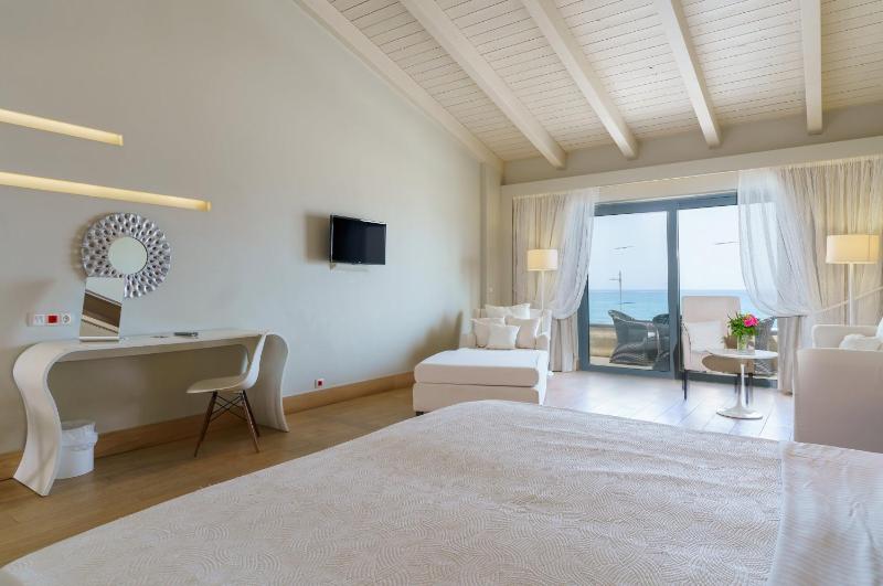 Premium One Bedroom Suite with Sea View image 2