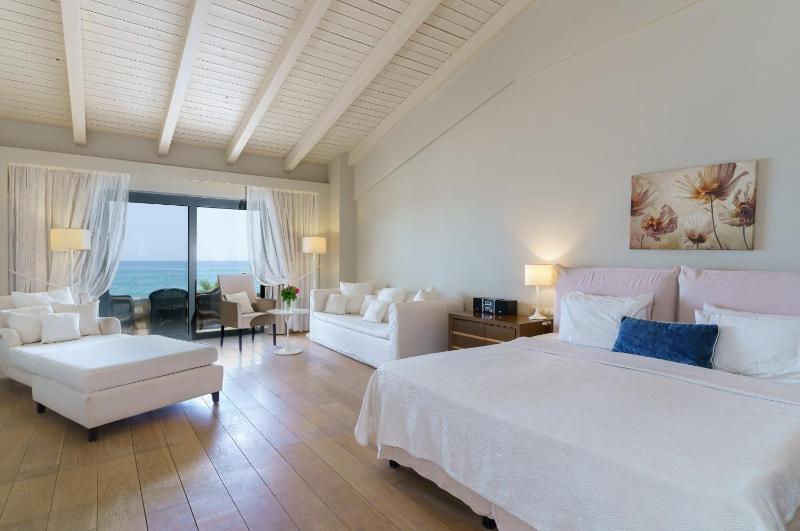 Premium One Bedroom Suite with Sea View image 3