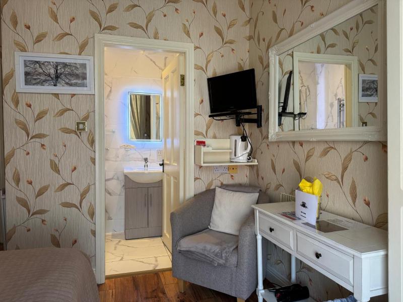 Double Room image 2