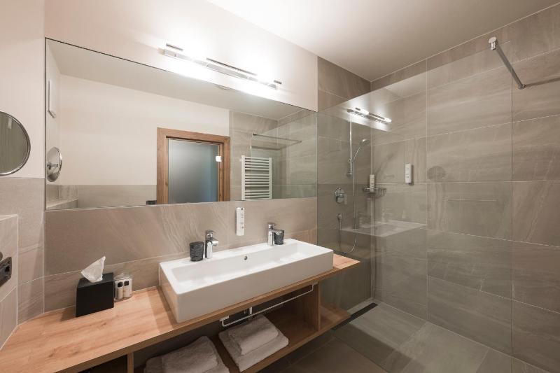 Deluxe Double Room with Balcony image 4