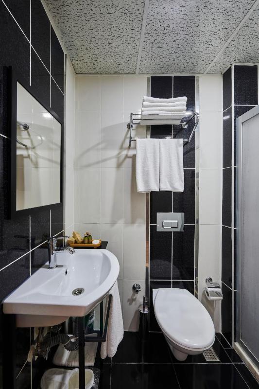 Deluxe Twin Room image 3