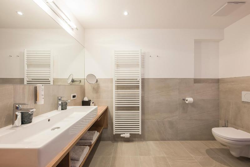 One-Bedroom Suite image 4