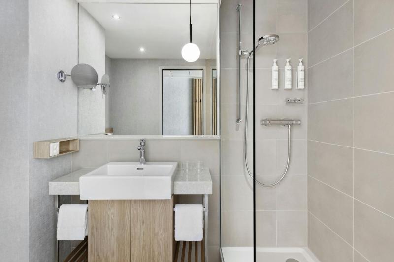 Superior King Room with Courtyard View image 2