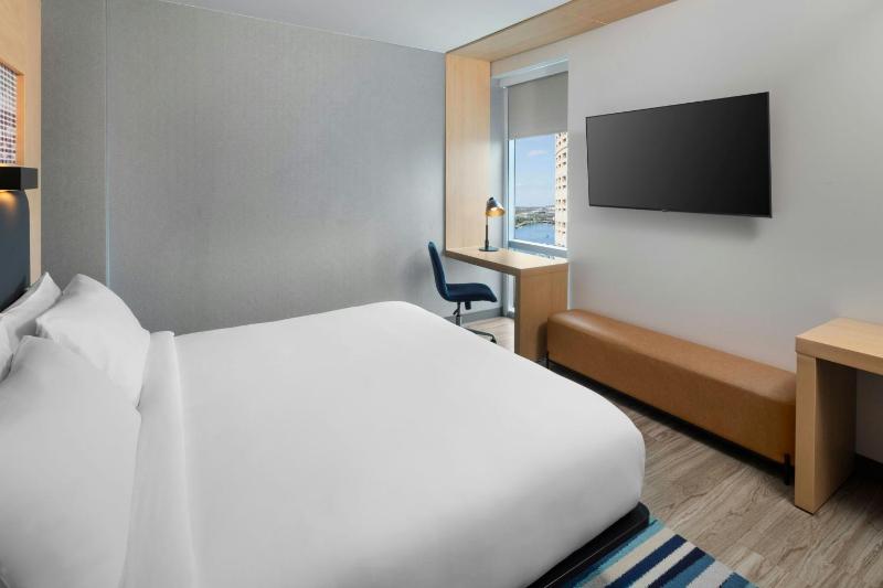 Guest room, 1 King, River view image 2