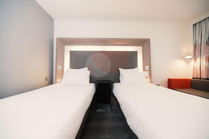 Standard Twin Room image 2