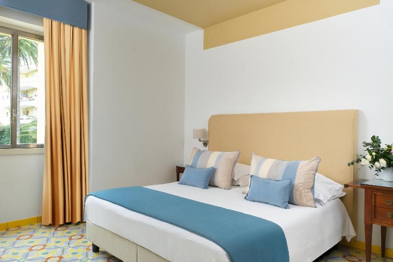 Double Room with Garden View image 4
