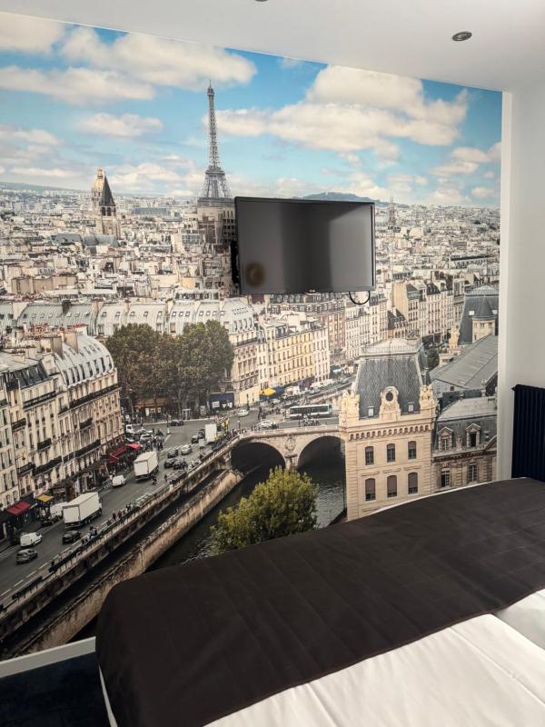 Large Double or Twin Room image 4