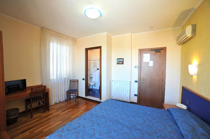 Standard Quadruple Room image 4