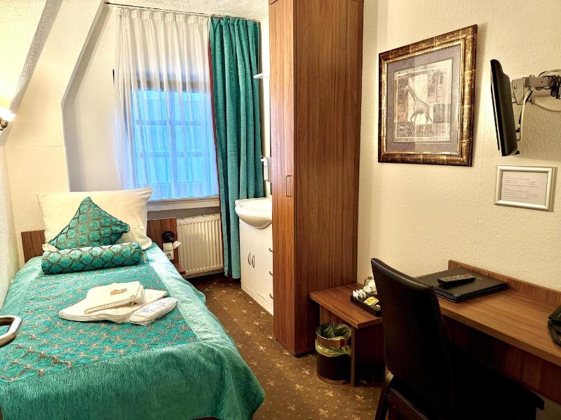 Single Room with Private Bathroom in Hallway image 3