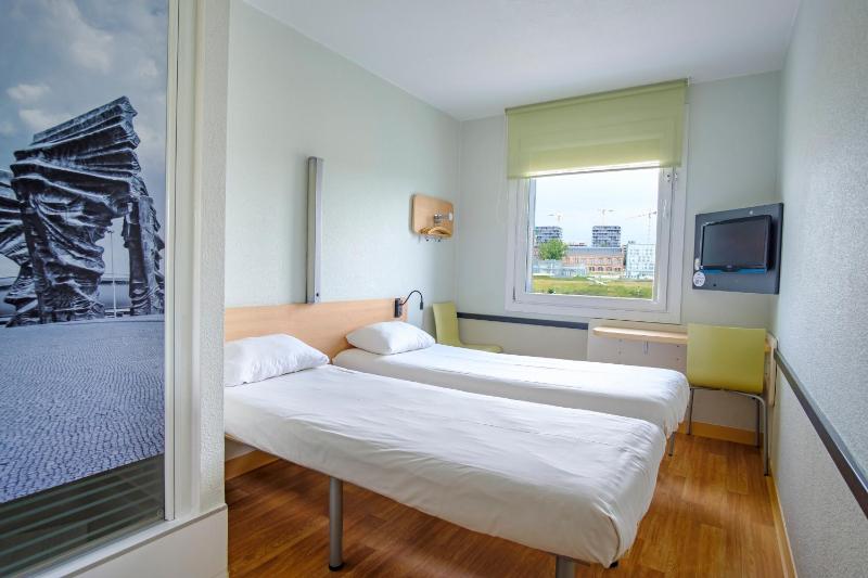 Standard Twin Room image 2