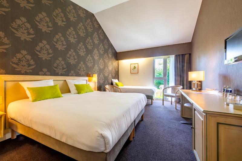 Triple Room with Pool View image 1
