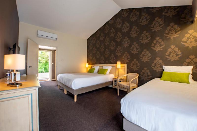 Triple Room with Pool View image 4