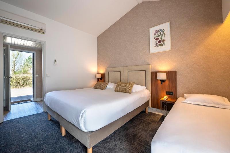 Triple Room with Pool View image 2