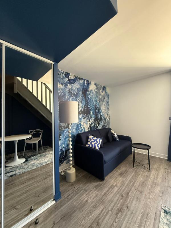 Suite Duplex Family Room - City view image 3