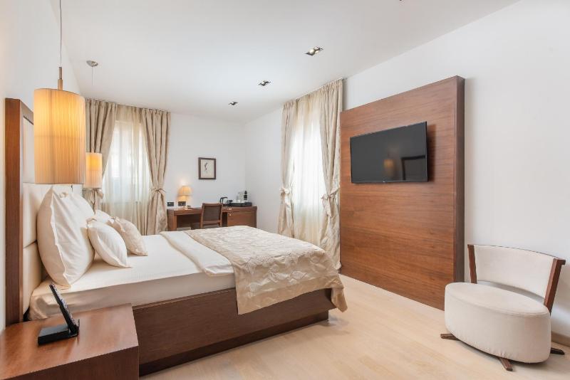 Deluxe Double Room image 3