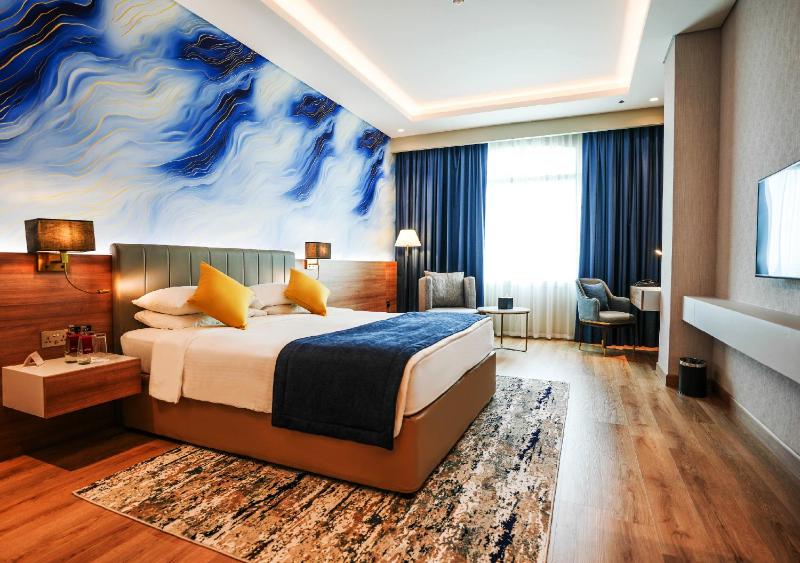 Deluxe King Room image 4