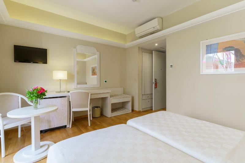 Double Room with Garden or Land View image 3