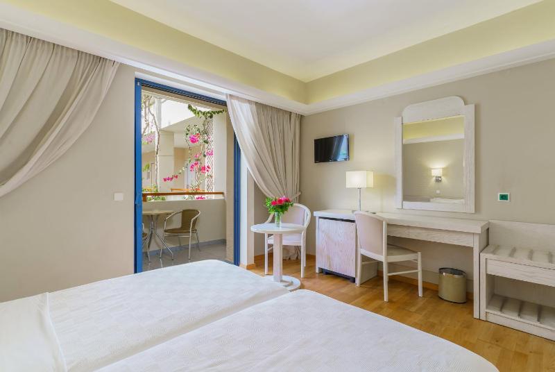 Double Room with Garden or Land View image 4