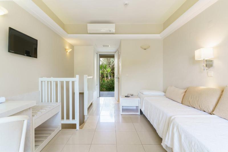 Family Suite Split Level with Street View image 1