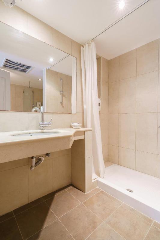 Family Suite Split Level with Street View image 2