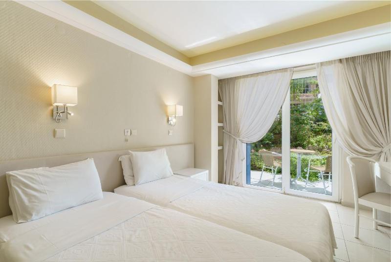 Family Suite Split Level with Street View image 4