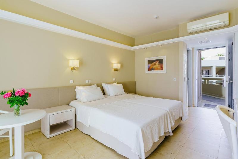 Double or Twin Room with Sea View image 4