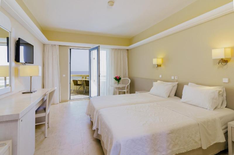 Double or Twin Room with Sea View image 3