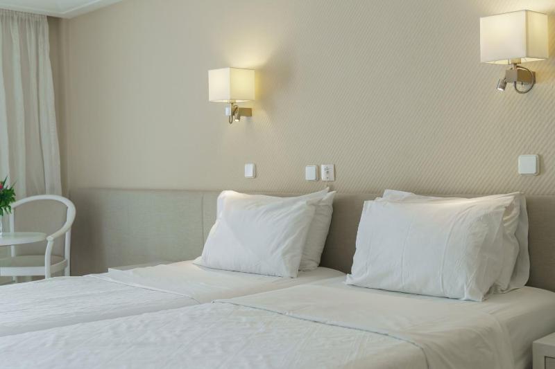 Economy Double Room image 4