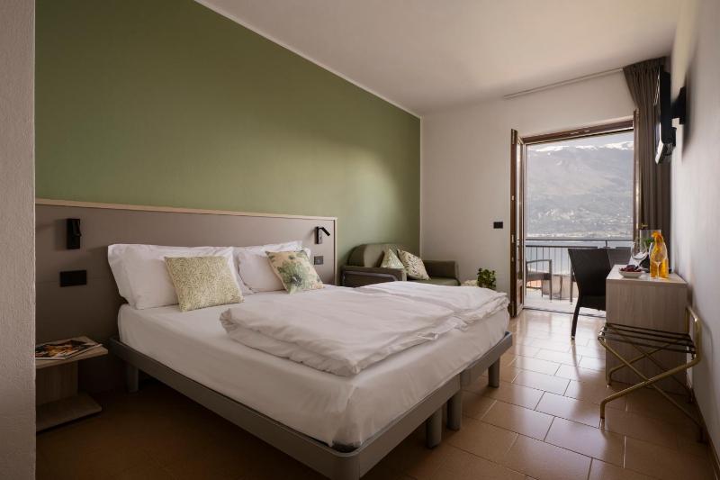 Triple Room with Lake View image 4