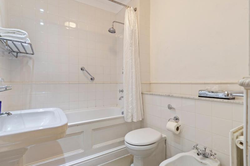 Standard Double Room with Two Single Beds - Non-Smoking image 2