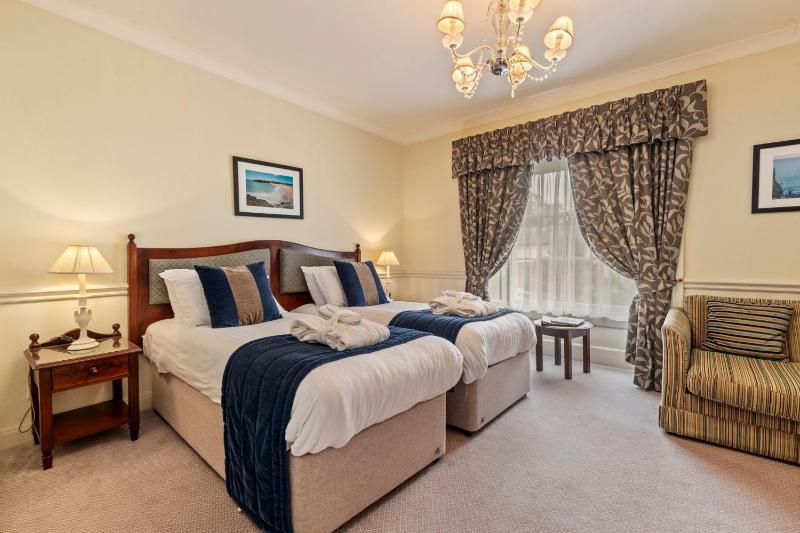 Deluxe Double Room with Two Single Beds - Non-Smoking image 1