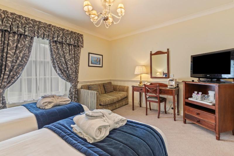 Deluxe Double Room with Two Single Beds - Non-Smoking image 4