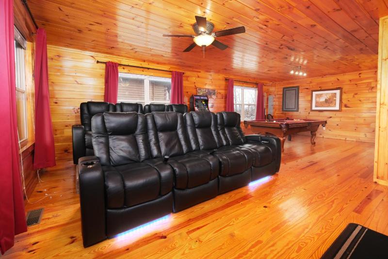 Luxury Theatre Cabin Lights Camera Relax - image 33