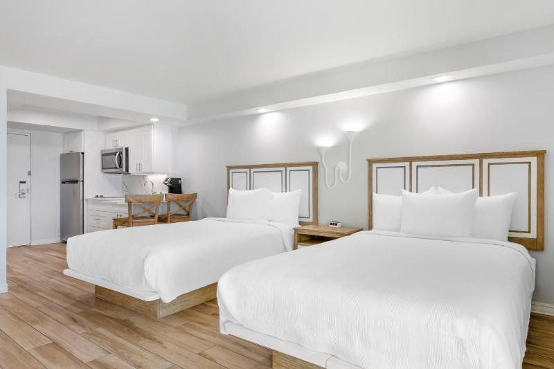 Double Room with Two Double Beds and Roll-In Shower - Mobility Accessible image 4