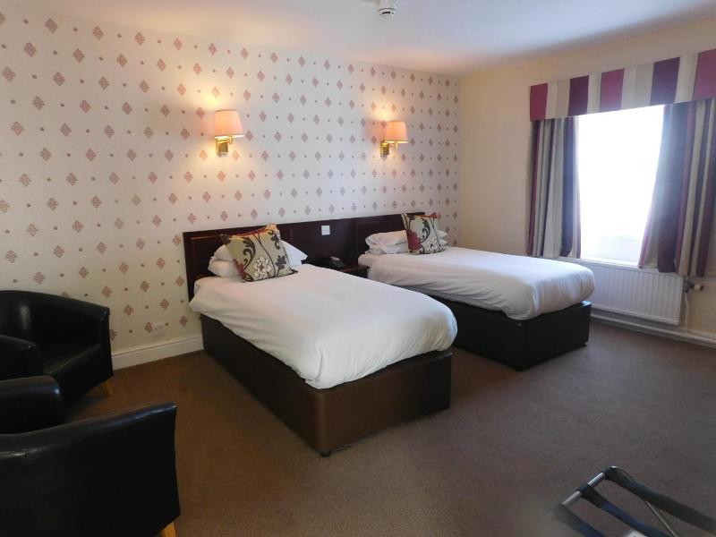 Twin Room with Private Bathroom image 2