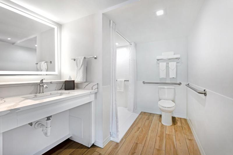 Double Room with Two Double Beds and Roll-In Shower - Mobility Accessible image 2