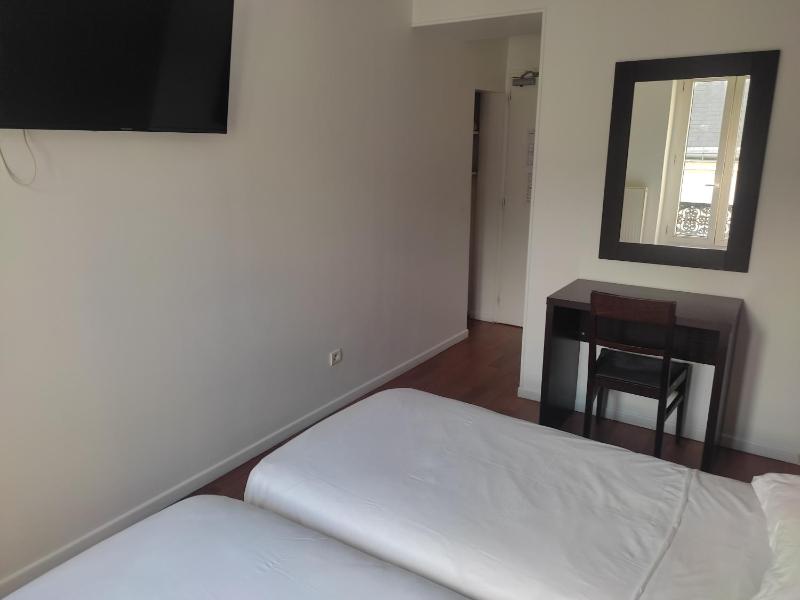 Twin Room image 3