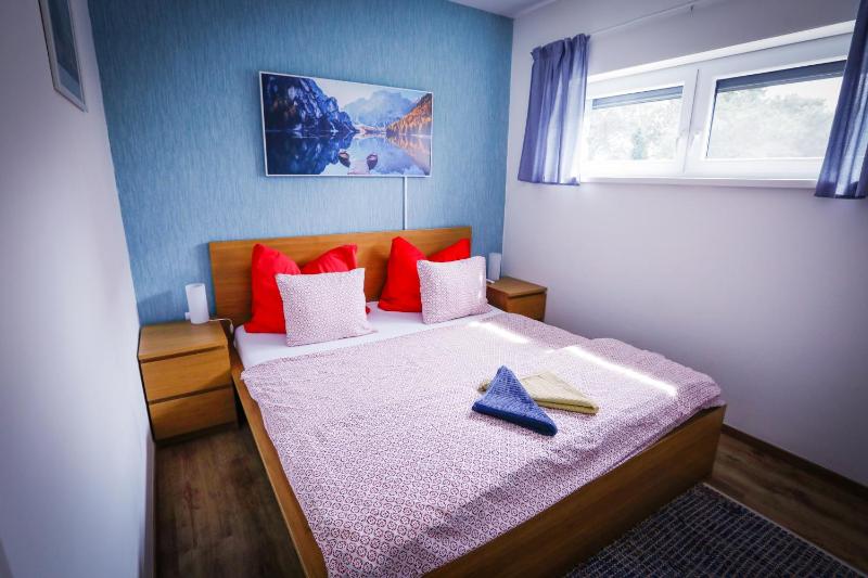 One-Bedroom Apartment image 4