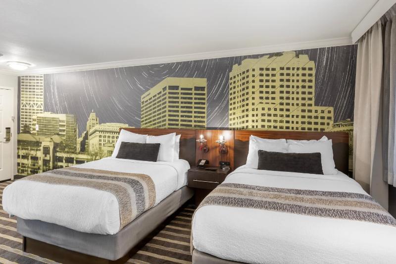 Double Room with Two Double Beds - Disability Access/Non-Smoking image 3