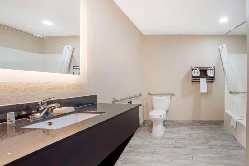 King Room with Spa Bath - Non-Smoking image 2