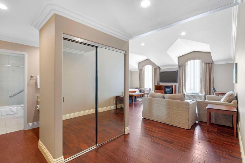 King Suite with Spa Bath - Non-Smoking image 4