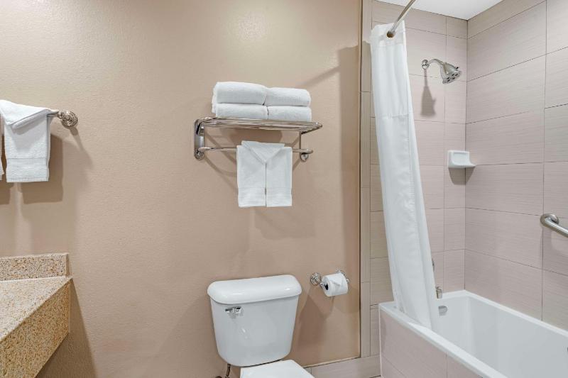 Queen Suite with Two Queen Beds - Non-Smoking image 3