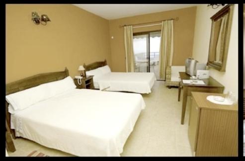 Double Room with Terrace image 4